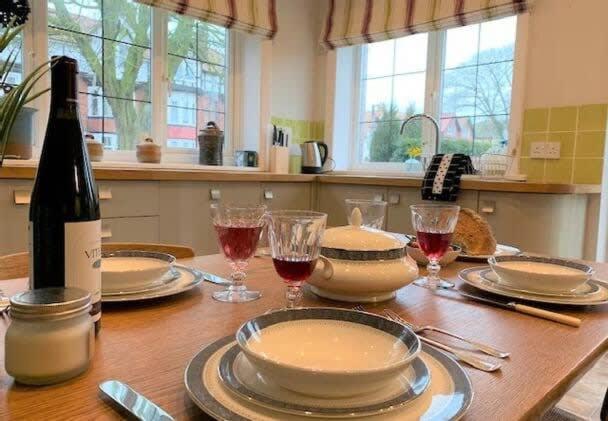 The Garden Apartment - Beautiful spacious garden apartment with two bedrooms and two parking spaces - Housity