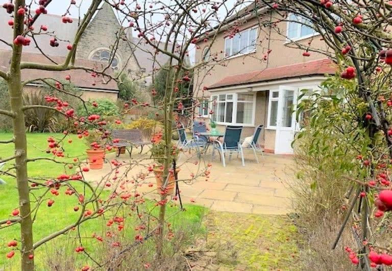 The Garden Apartment - Beautiful spacious garden apartment with two bedrooms and two parking spaces - Housity