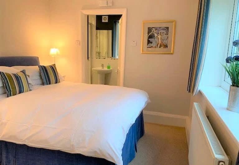 The Garden Apartment - Beautiful spacious garden apartment with two bedrooms and two parking spaces - Housity