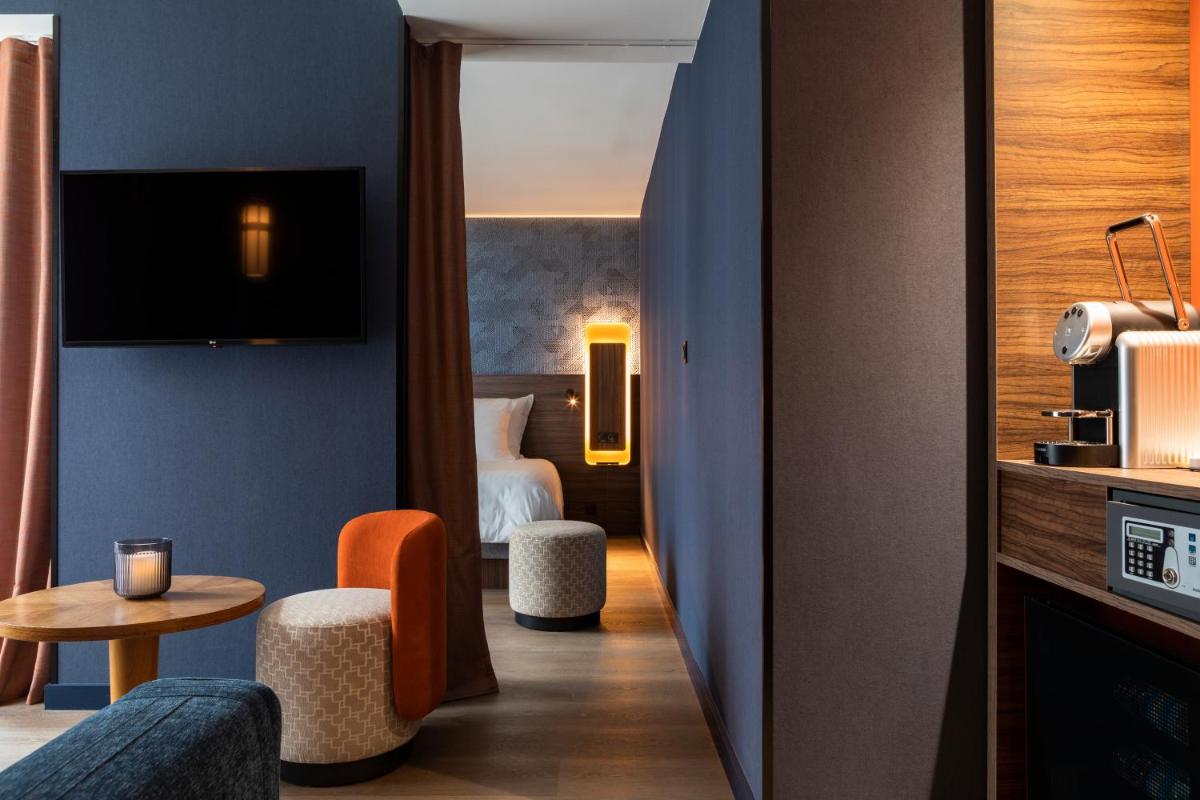 Télévision ou salle de divertissement dans l'établissement Hôtel & Spa Oceania Le Conti