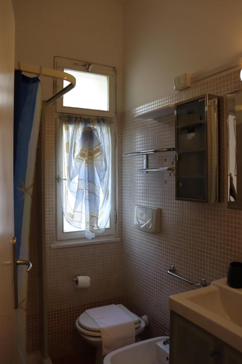 The Lake Room - Housity