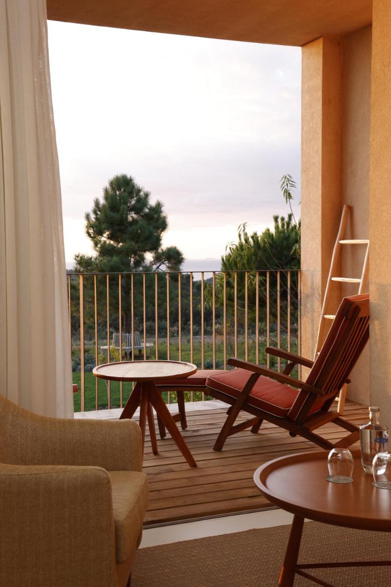 Uma área de estar em Praia do Canal Nature Retreat - Small Luxury Hotels of the World