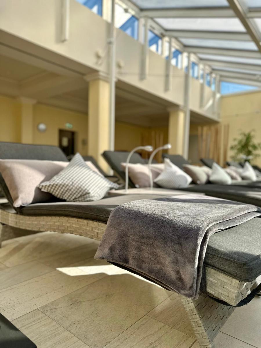 Ein Sitzbereich in der Unterkunft revita - naturresort & spa