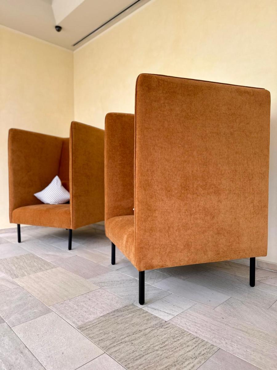 Ein Sitzbereich in der Unterkunft revita - naturresort & spa