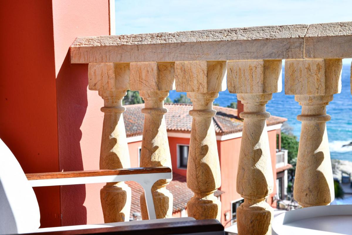 Un balcón o terraza de Hotel Cala del Pi - Adults Only