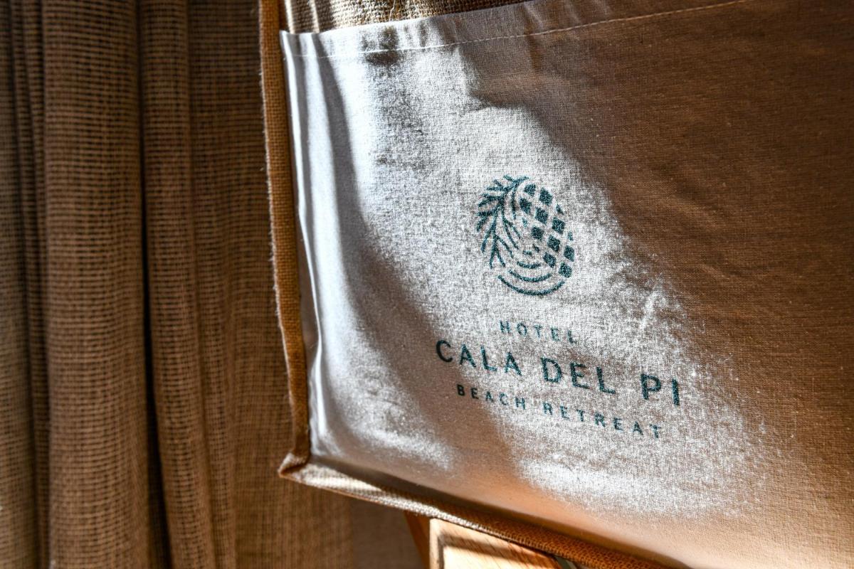 Certificado, premio, señal o documento que está expuesto en Hotel Cala del Pi - Adults Only