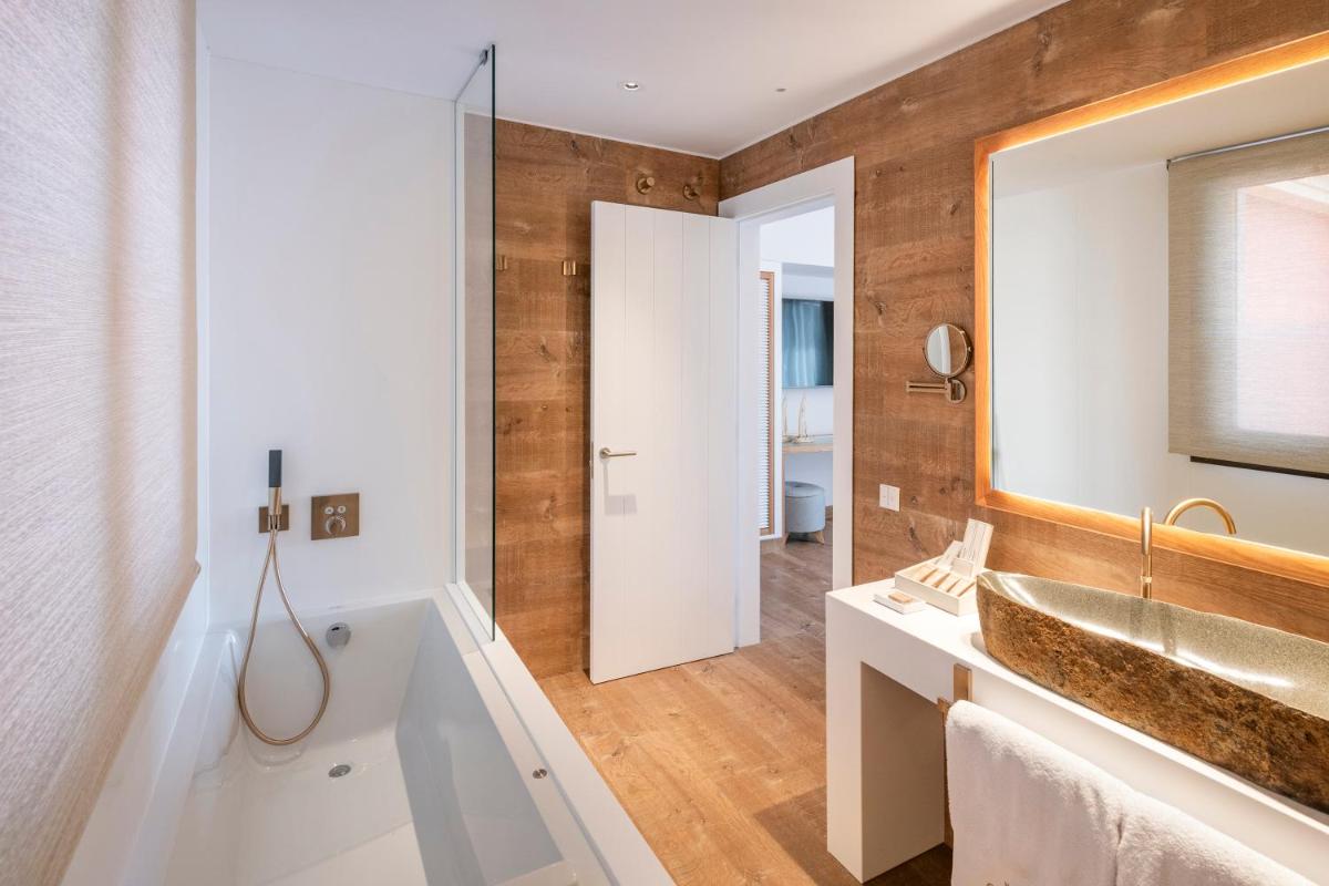 Un baño de Hotel Cala del Pi - Adults Only