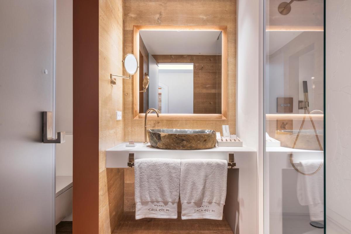 Un baño de Hotel Cala del Pi - Adults Only