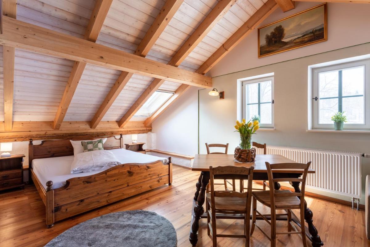 Wald Apartments bei Schlossgaststätte Hohenberg - Seeshaupt, südlicher Stanberger See, kostenfrei Parken, Ladestation für Auto und Fahrad, WLAN, Natur pur - Housity