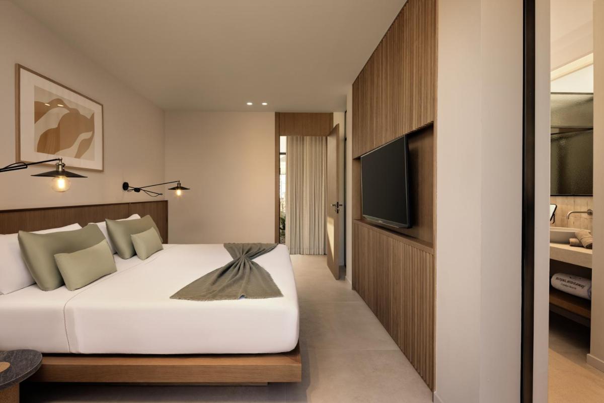 Cama o camas de una habitación en Royal Hideaway Corales Villas