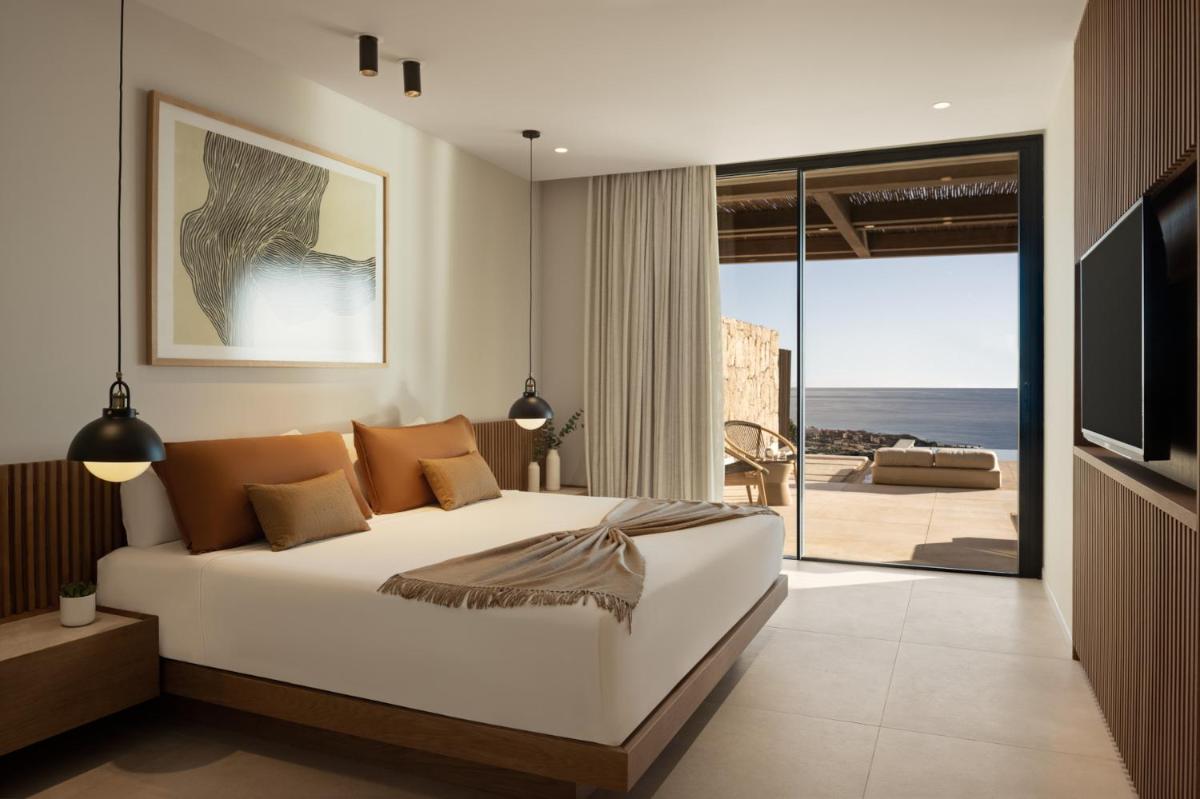 Un dormitorio con una cama y vista al mar. en Royal Hideaway Corales Villas, en Adeje