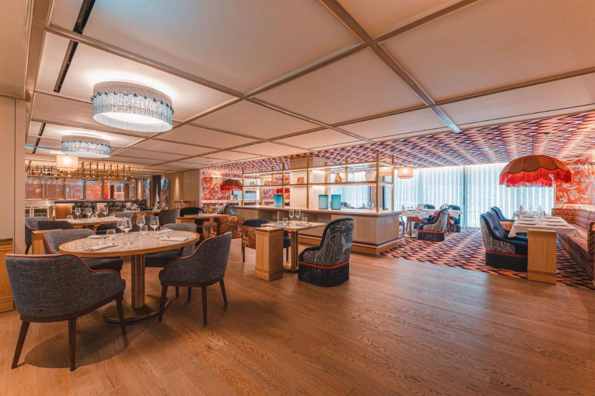 Uma área de estar em Legacy Hotel Cascais, Curio Collection By Hilton