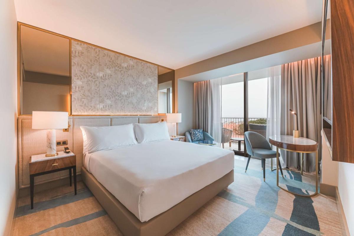 Uma cama ou camas num quarto em Legacy Hotel Cascais, Curio Collection By Hilton