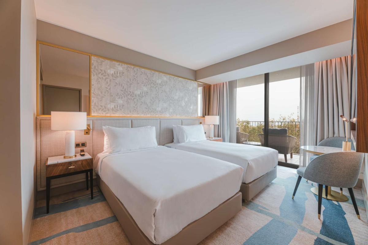Uma cama ou camas num quarto em Legacy Hotel Cascais, Curio Collection By Hilton