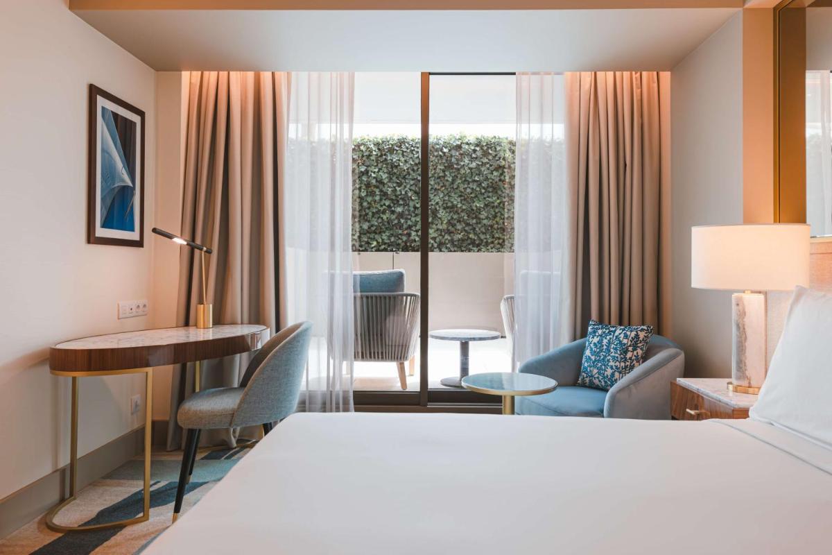 Uma cama ou camas num quarto em Legacy Hotel Cascais, Curio Collection By Hilton