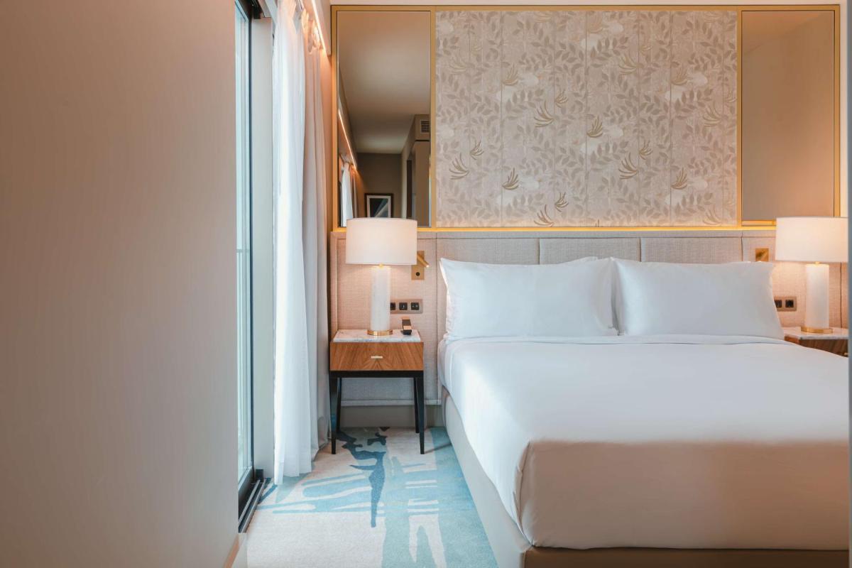 Uma cama ou camas num quarto em Legacy Hotel Cascais, Curio Collection By Hilton