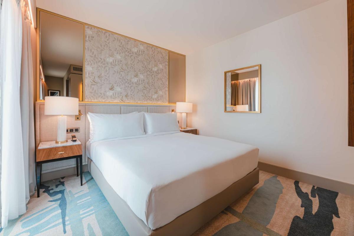 Uma cama ou camas num quarto em Legacy Hotel Cascais, Curio Collection By Hilton