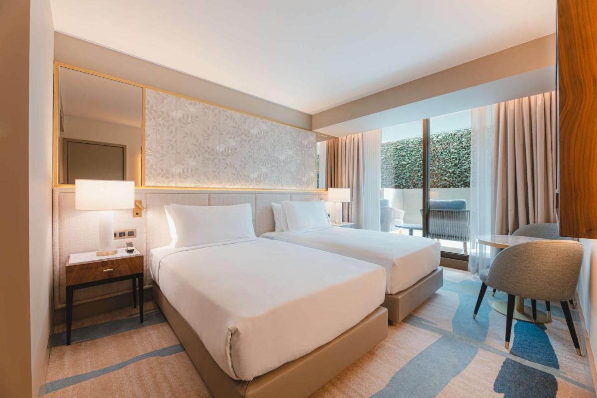 Uma cama ou camas num quarto em Legacy Hotel Cascais, Curio Collection By Hilton