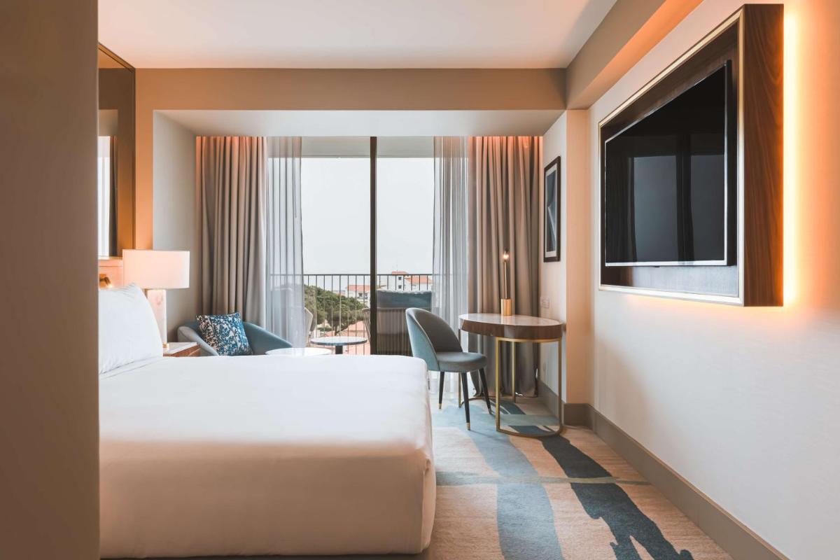 Uma cama ou camas num quarto em Legacy Hotel Cascais, Curio Collection By Hilton