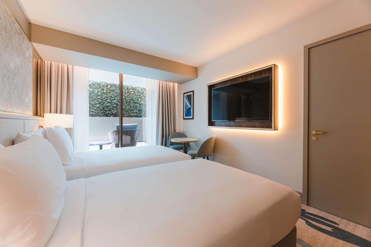 Uma cama ou camas num quarto em Legacy Hotel Cascais, Curio Collection By Hilton