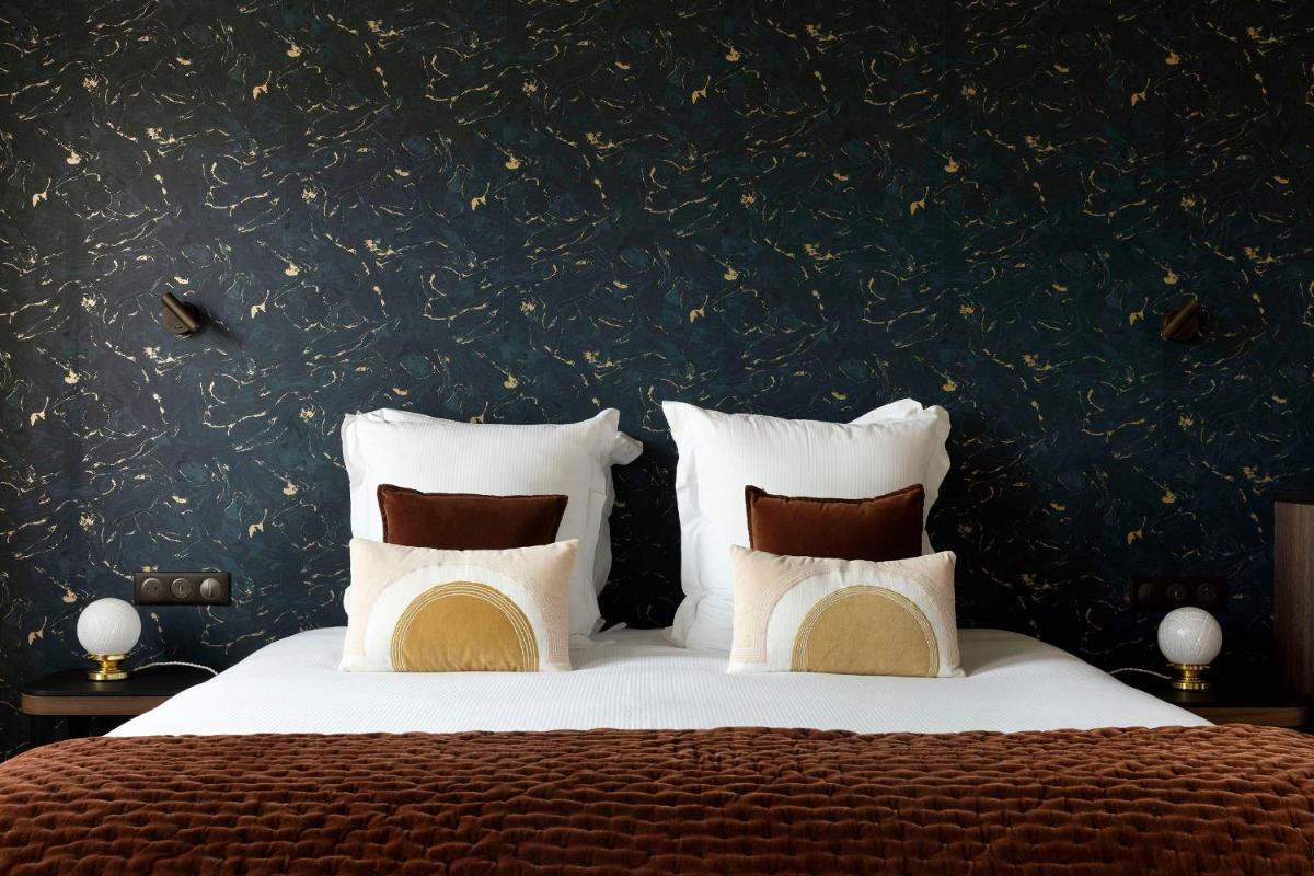 Un ou plusieurs lits dans un hébergement de l'établissement L'INVITATION AU VOYAGE - Hôtel & Spa