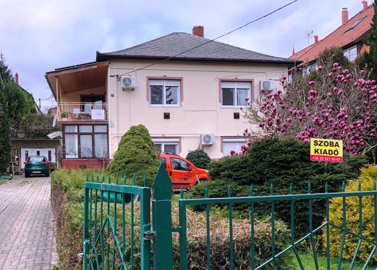 Károly II. Vendégház - Housity