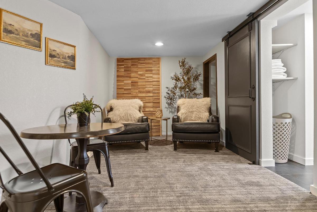 Black Forest Inn Bed & Breakfast - Housity