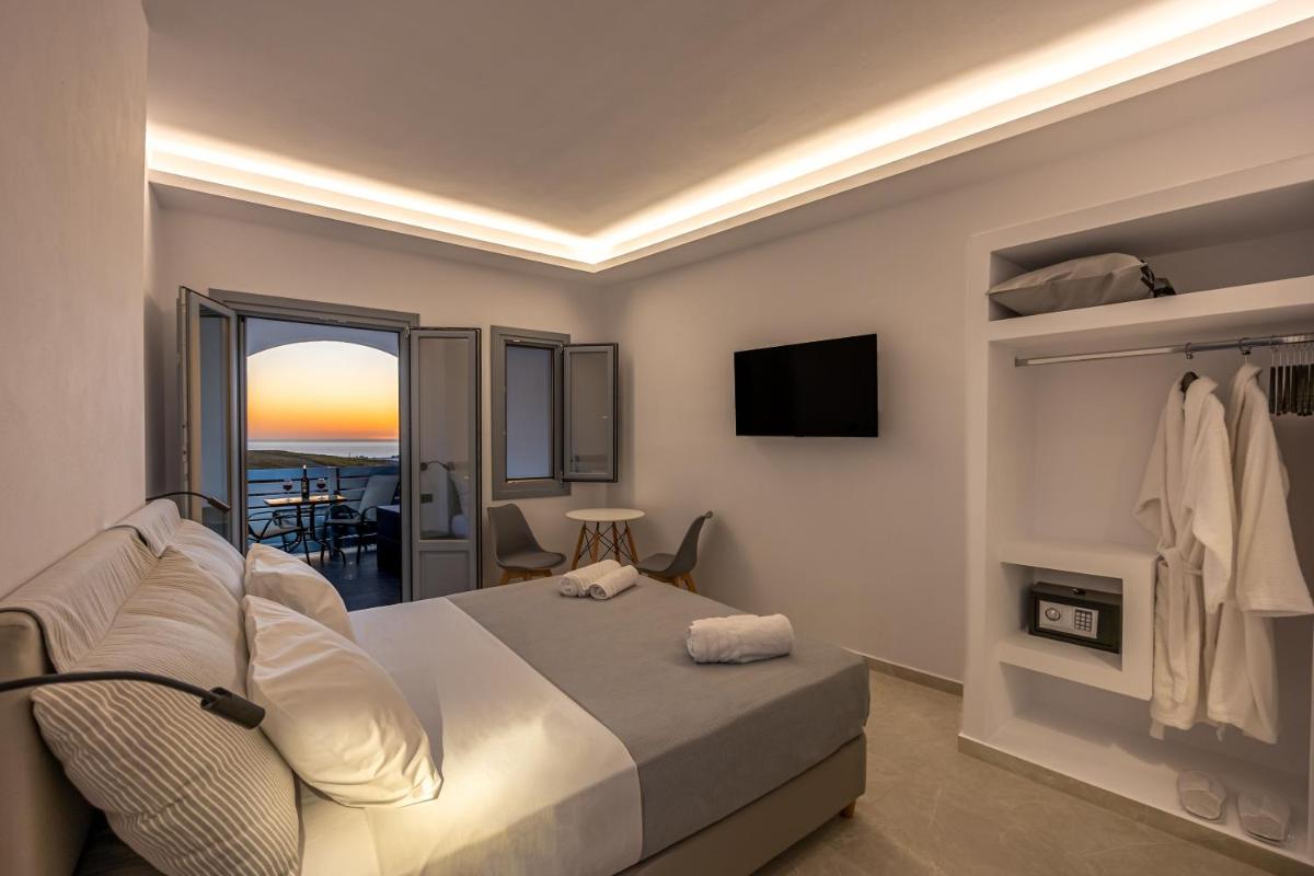 Nastram Suites Oia - Hizvo
