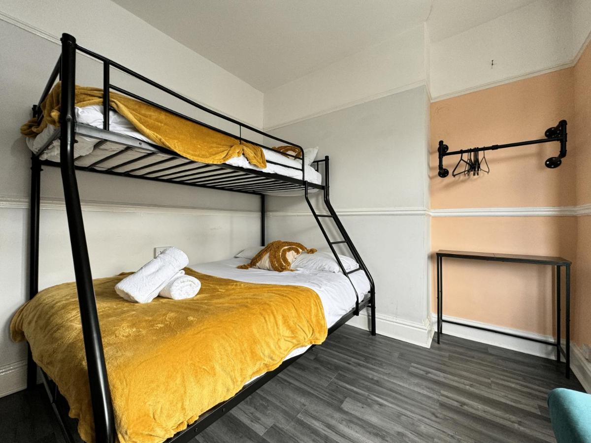 4 Bedroom Anfield House, 7 beds, Free Parking, Garden - 5 mins to LFC, 15 mins to City Centre - Housity