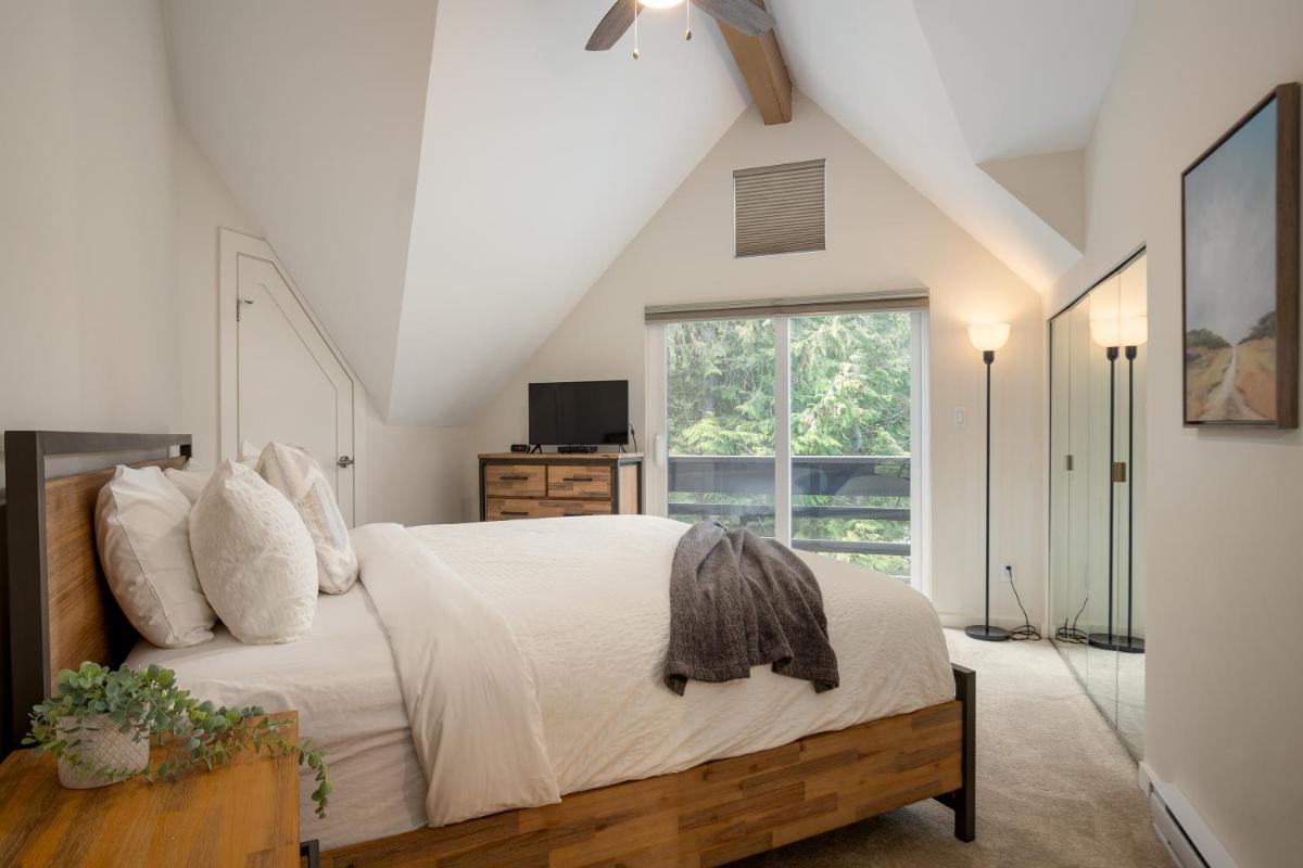 Spacious and Modern Vacation Home Ski In and Shuttle Out by Harmony Whistler - Housity