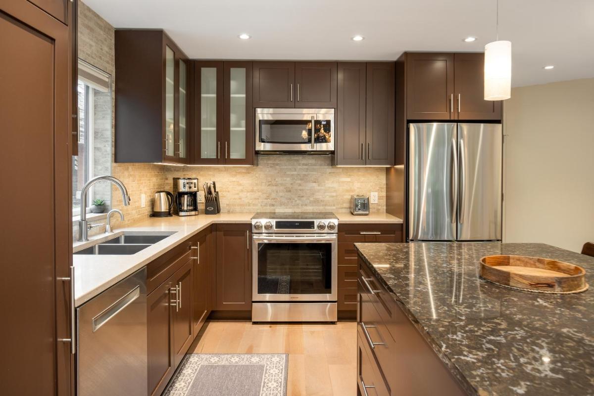 Spacious and Modern Vacation Home Ski In and Shuttle Out by Harmony Whistler - Housity