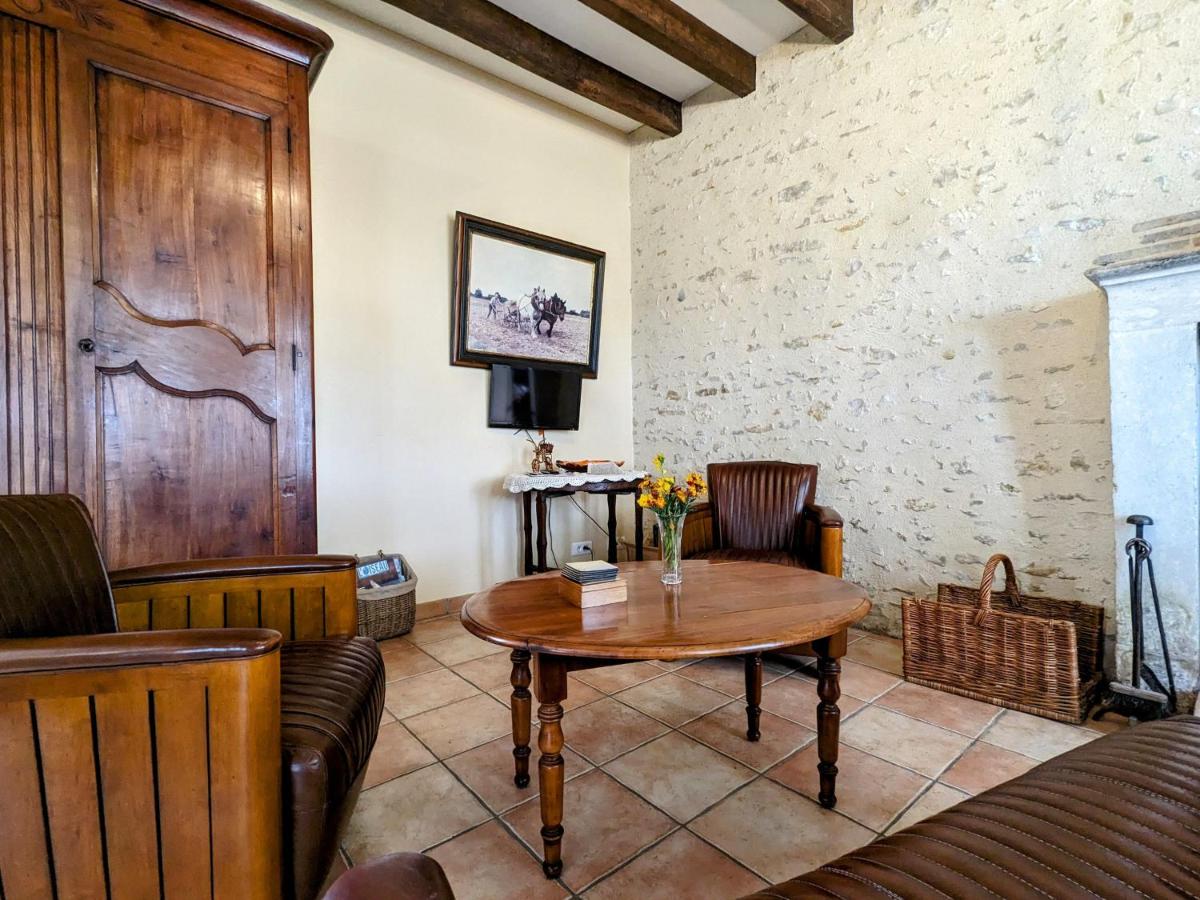 Maison Charmante avec Étang Privé au Cœur du Berry - FR-1-591-86 - Housity