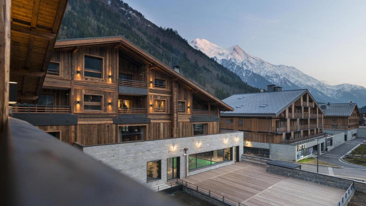 une vue aérienne sur un bâtiment avec des montagnes en arrière-plan dans l'établissement MGM Hôtels & Résidences - Résidence Le Cristal de Jade, à Chamonix-Mont-Blanc