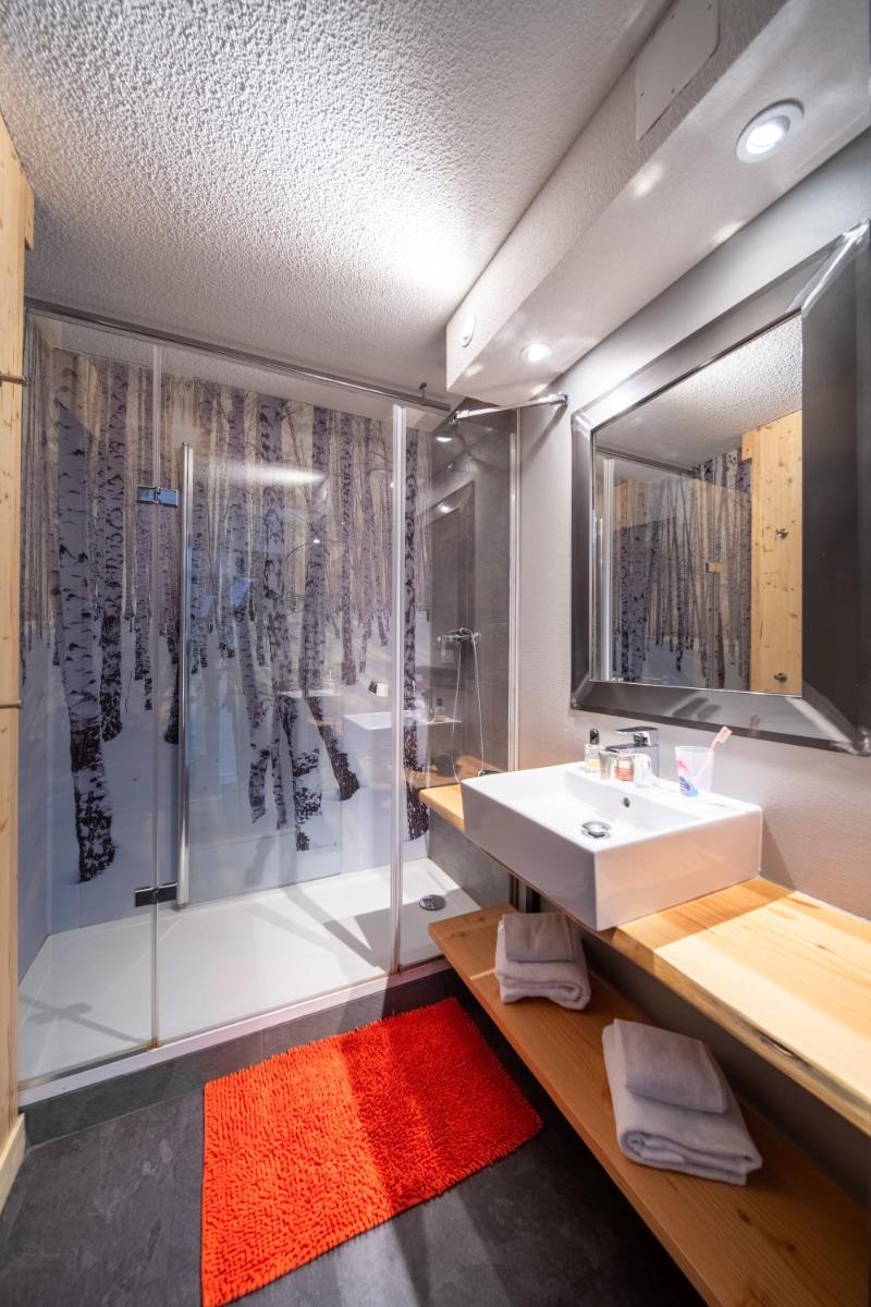 une salle de bain avec une baignoire, un lavabo et une douche dans l'établissement Résidence Kocoon Les Karellis - Pass activités inclus et accès gratuit et illimité à l'espace aquatique Aquarellis, à Montricher-Albanne