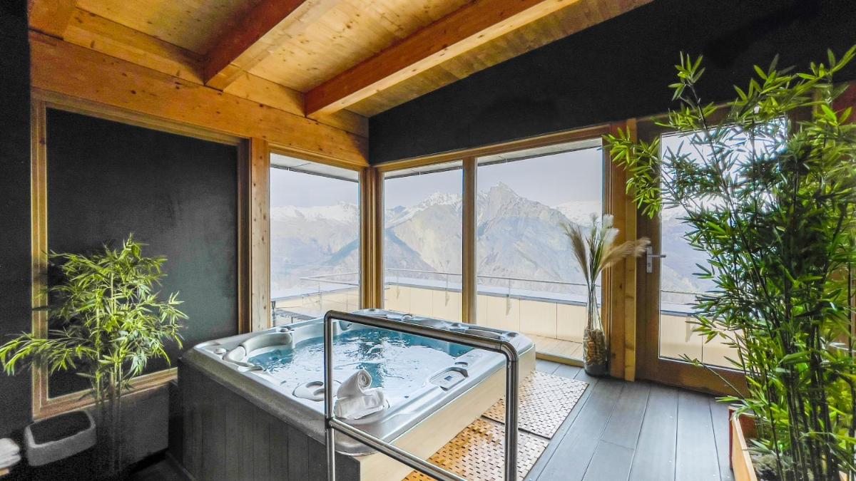 - un bain à remous dans une chambre avec fenêtres dans l'établissement Résidence Kocoon Les Karellis - Pass activités inclus et accès gratuit et illimité à l'espace aquatique Aquarellis, à Montricher-Albanne 13 autres photos