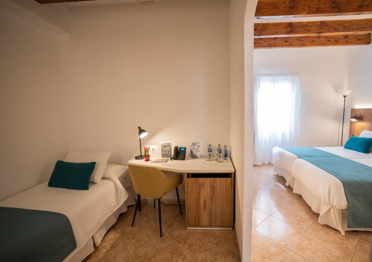 Cama o camas de una habitación en Alfons Hotel