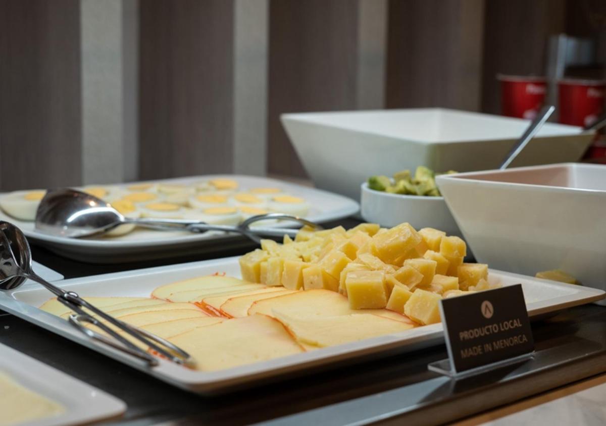 Comida en o cerca de este hotel