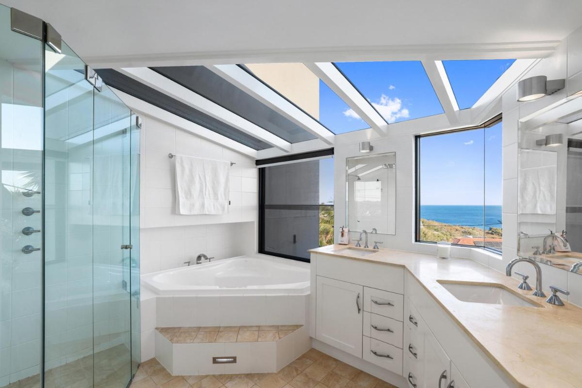 Due Northerly Oceanfront - Housity