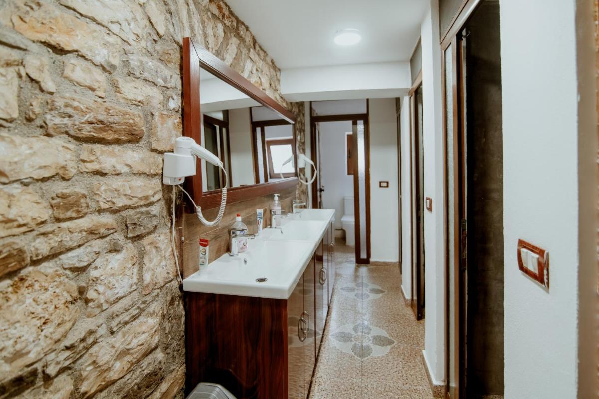 Berat Backpackers Hostel - Housity