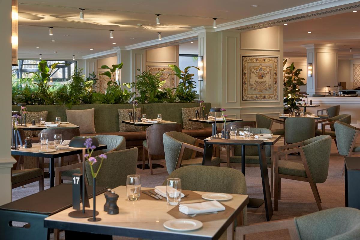 Um restaurante ou outro lugar para comer em The Cliff Bay - PortoBay