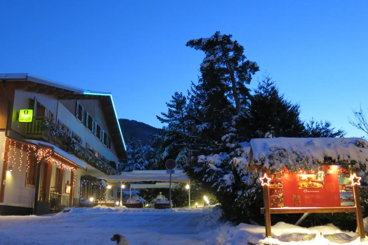 L'établissement Logis Hôtel Les Peupliers en hiver