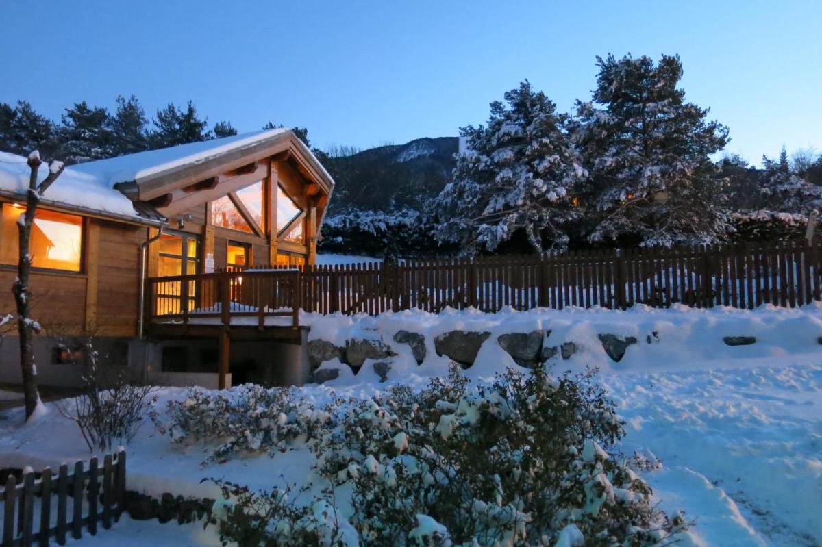 L'établissement Logis Hôtel Les Peupliers en hiver