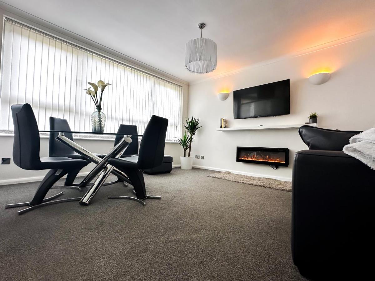 Contemporary and Cosy Birmingham Apartment- Free Parking & Wi-FI - Housity