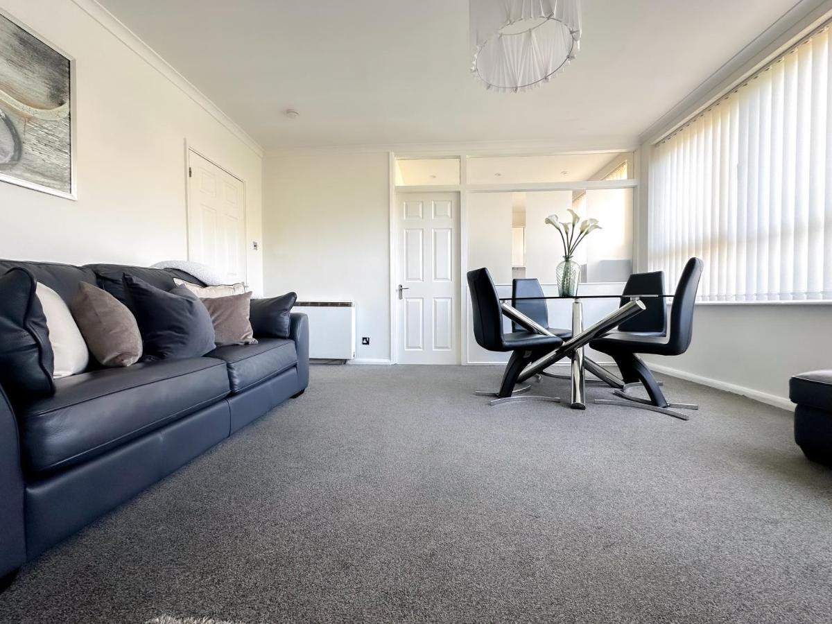 Contemporary and Cosy Birmingham Apartment- Free Parking & Wi-FI - Housity