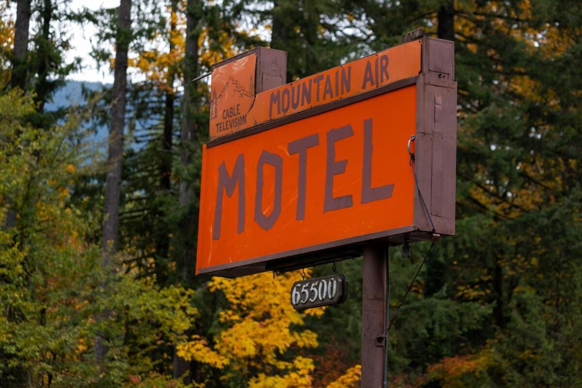 Mt Air Unit 10 · Cozy Mt Hood BaseCamp - Housity