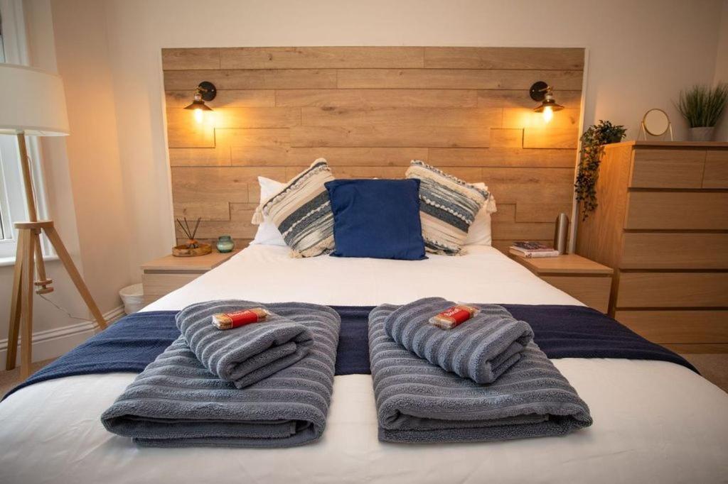 Treetop View Cosy Getaway in Eastbourne, Free Parking, Short and Long stays, - Housity