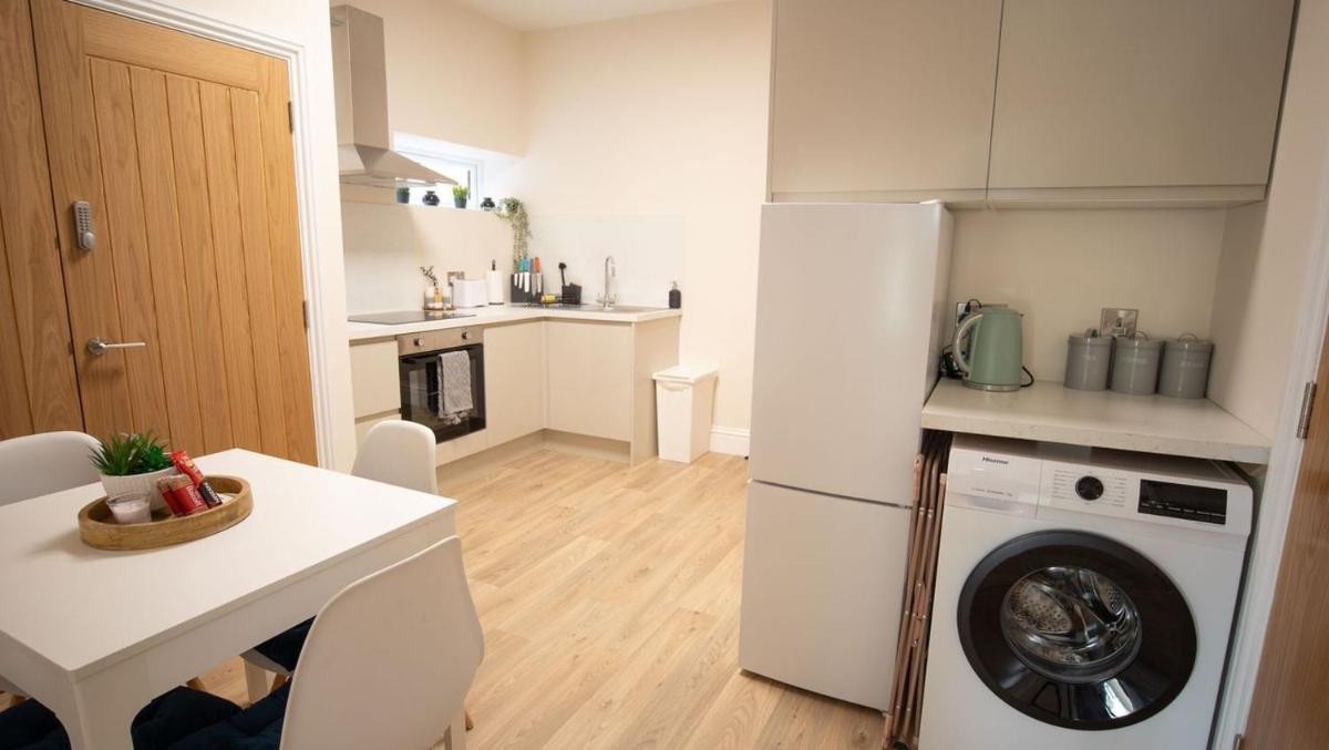 Treetop View Cosy Getaway in Eastbourne, Free Parking, Short and Long stays, - Housity