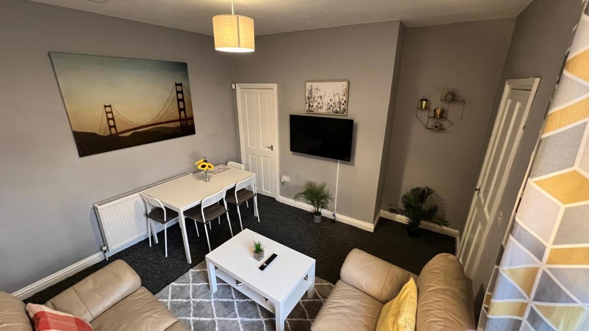 12 Minutes to Centre-Near A1-Parking - Housity