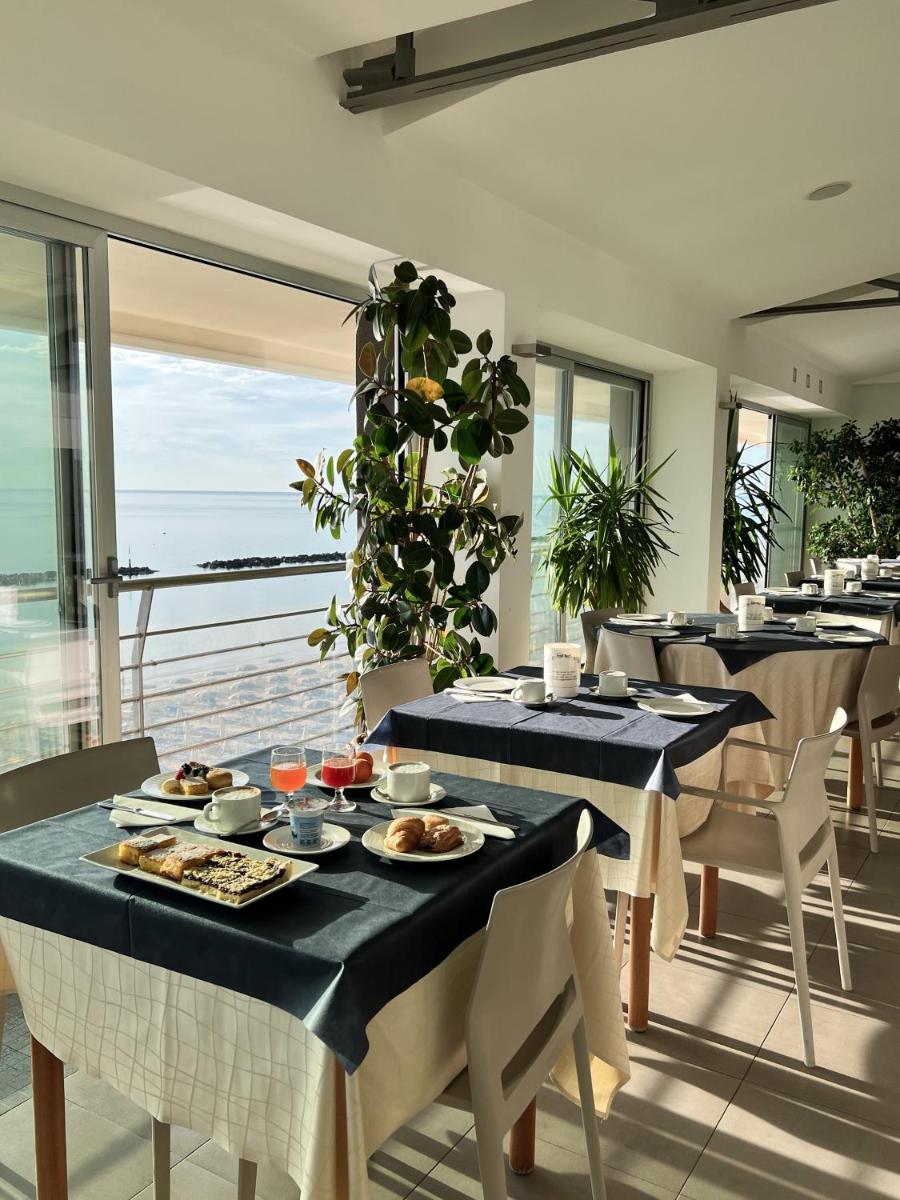 Hotel Ideal - Housity