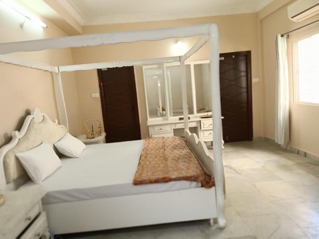 3-Bedroom Elegant and Spacious AC Apartment only for families, Prime Location, Just 100m from Main Road! - Hizvo